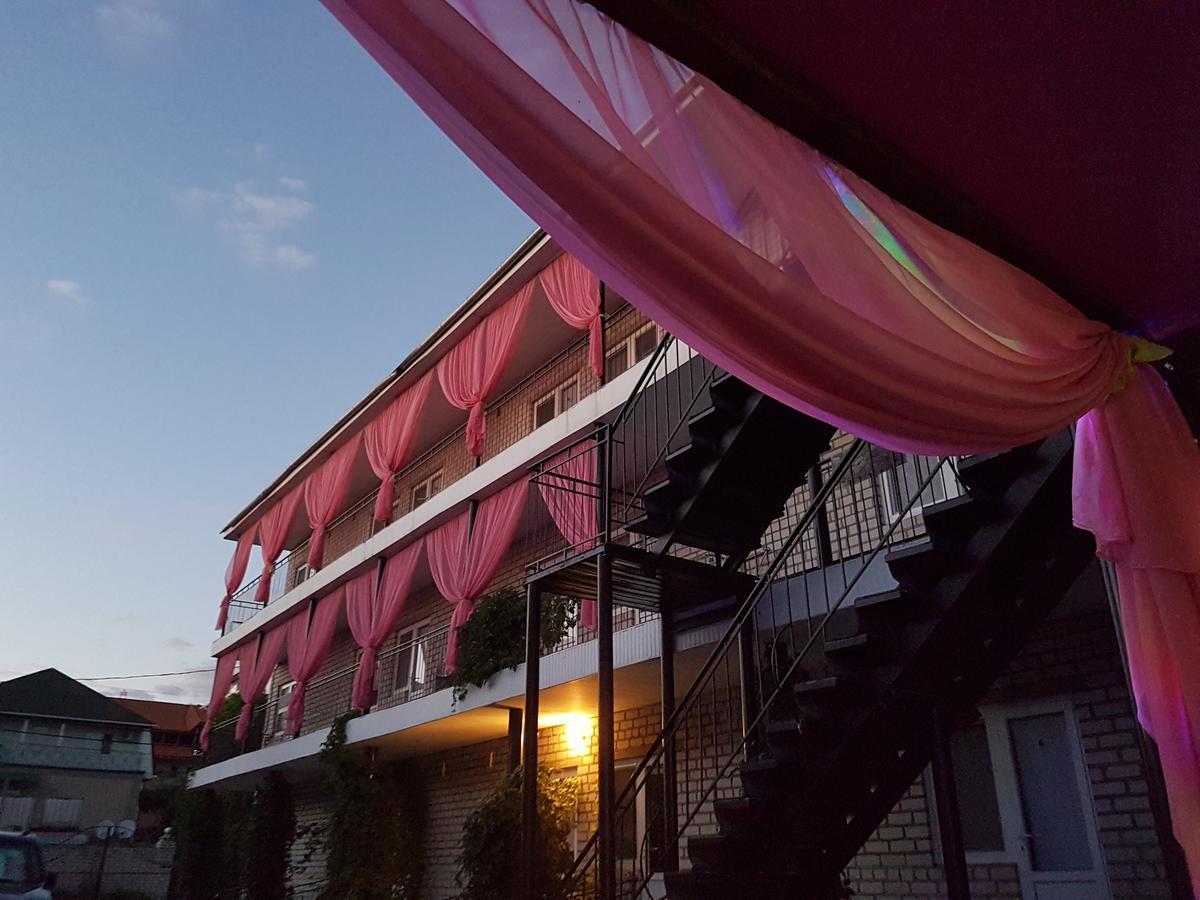 Hotel Flamingo Zaliznyi Port Buitenkant foto