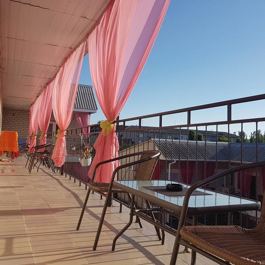 Hotel Flamingo Zaliznyi Port Buitenkant foto