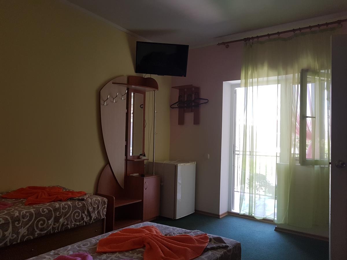 Hotel Flamingo Zaliznyi Port Buitenkant foto