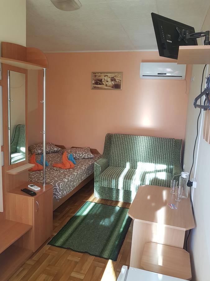 Hotel Flamingo Zaliznyi Port Buitenkant foto